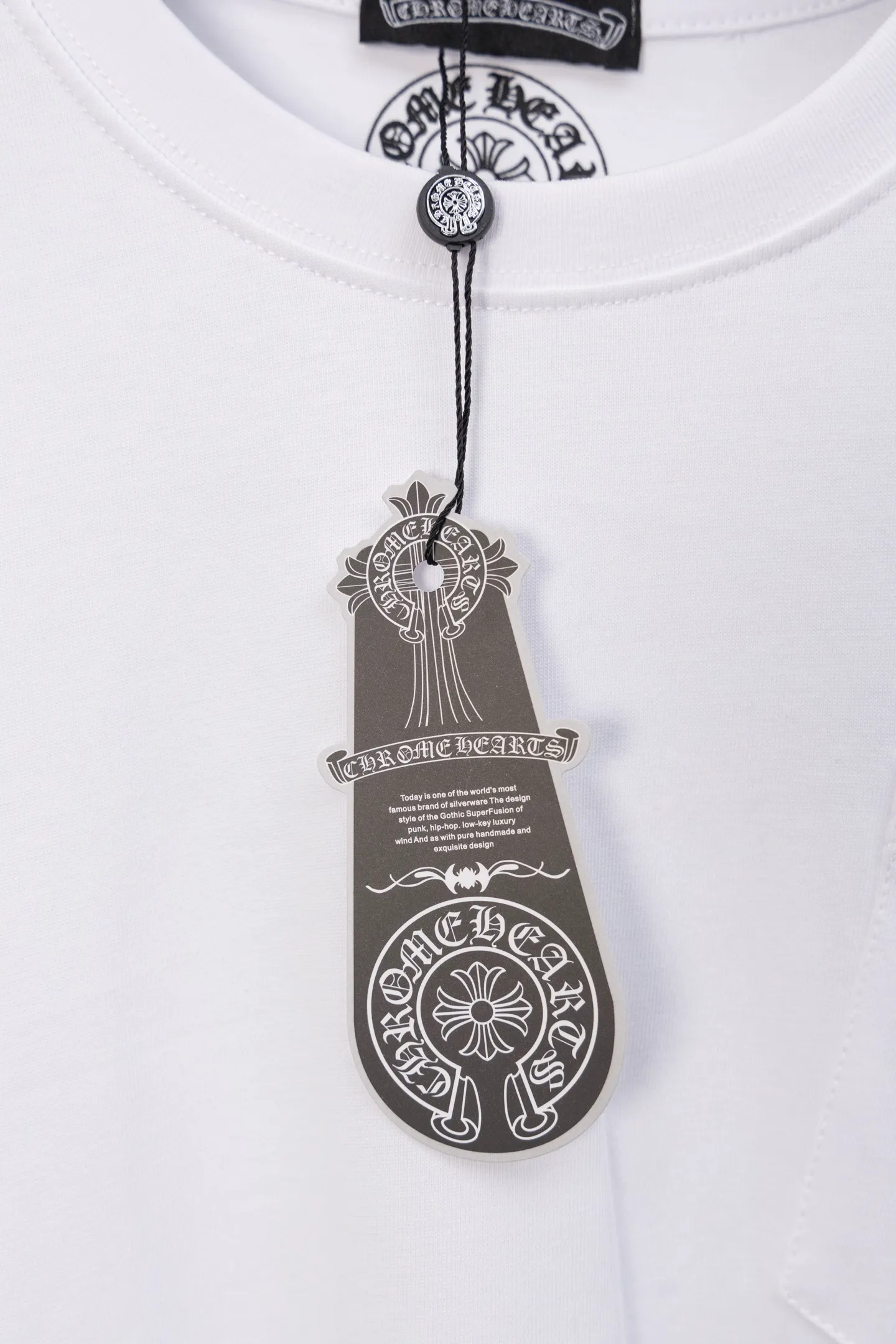 P190 Chrome Hearts CH Chrome Hearts black and white raglan sleeve Sanskrit letter printed long-sleeved T-shirt. Refreshing and comfortable, the colors have been fixed. - High elastic slurry, synchronized with all original foam printing, CH classic horseshoe pattern on the chest and back, Sanskrit on the sleeves, logo classic Gothic font printed on the collar thread - Restore the original printed collar label, more comfortable to wear, not tied to the body, custom hangtag accessories Color: black white Size: s—xl